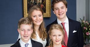 De afgelopen tijd hebben we haar vaak voorbij zien komen in legeruniform tijdens haar opleiding aan de kms, maar er zijn in de afgelopen jaren ook een hoop andere prachtige foto's van de. Prinses Elisabeth Van Belgie Ging Op Haar Achttiende Verjaardag Op De Foto Met Familie De Jarige Poseerde Met Haar Ou Familiefoto S Verjaardag Prinses Prinses