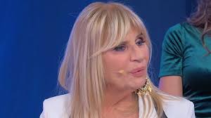 La dama del trono over, chiusa la storia con maurizio guerci, sta conoscendo altri due cavalieri che si chiamano, a loro volta, maurizio, un nome che, secondo tina cipollari, farebbe parte del suo destino. Ha La Bronchite Gemma Galgani Preoccupazione Per La Dama Di Uomini E Donne La Sua Nina Sta Male Solonotizie24