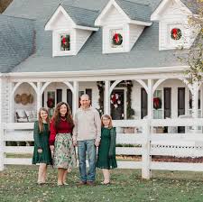 The chicken photobomb was the best and is in my family Christmas card this  year…😂💁🏻‍♀️ Huge thank you to my second photographer, @krislynnwhit who  popped over to help me get my family