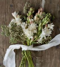 Gorgeous Tuberose For Easy Flower Arrangements Weddingaccessories Beautiful Flower Arrangements Flower Arrangements Simple Wedding Flower Decorations