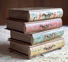 50 Amazing Gifts For Book Lovers For 2020 Gift Ideas For Writers Book Lovers Gifts Large Jewelry Box Romantic Gifts