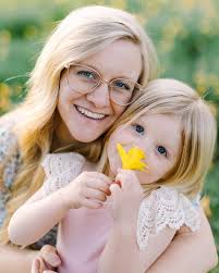 Combine a field of daffodils and a pretty sunset, and you have a perfectly  magical evening! ❤️ . . . #maternityphotography #familytime  #familyphotographer #naturalbeauty #photoart