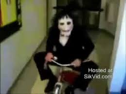 Ver juego macabro 2 (saw 2) 2005 online descargar hd. Saw El Juego Del Miedo Muneco Macabro Accidentado En Triciclo 240p H 263 Mp3 Youtube