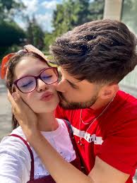 Edward sanda & cleopatra stratan] dacă nu vii, cu inima mă cert ea știe că ești cel mai bun desert cu tine nu știu ce să mă fac mă frământ să ningă peste mine aș vrea cu fulgi din dragostea ta să simt noapte și zi parfumul tau! Cleopatra Stratan Despre Edward Sanda Vreau SÄƒ Fie Primul È™i Ultimul Iubit Din ViaÈ›a Mea
