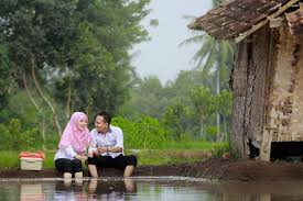 Selain tak harus bersentuhan, photo prewedding muslimah ini juga sangat sederhana dan tidak membutuhkan biaya besar. Inspirasi Foto Prewedding Unik Abadikan Momen Romantis Bersama Pasangan Dans Media