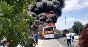 Balıkesir bandırma'da otobüs ile otomobil çarpışması sonucu meydana gelen kazada 4 kişi öldü 35 kişi yaralandı. Son Dakika Balikesir De Yolcu Otobusu Alev Aldi 5 Olu 17 Yarali Dailymotion Video