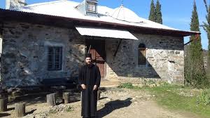 Τις πρώτες εικόνες μέσα από τη μονή πετράκη, όπου ιερέας που καθαιρέθηκε επιτέθηκε με καυστικό υγρό σε μητροπολίτες, σας παρουσιάζει το newsit.gr. Cte6ue2n 27yrm