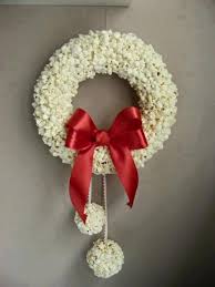 101 Idees Tendance Pour Fabriquer Votre Couronne De Noel In 2020 Popcorn Decorations Christmas Decor Diy Small Space Christmas Tree