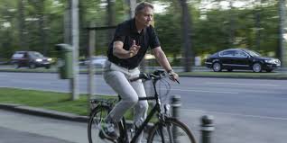 Sunt foarte puţine piste şi de foarte multe ori împarţi banda de mers cu automobilişti de obicei foarte nervoşi şi foarte deranjaţi de existenţa bicicliştilor, spune klaus iohannis, prezent la o dezbatere organizată cu prilejul zilei mondiale a bicicletei. Romanian President On Bike Ride Criticises Bucharest Traffic Balkan Insight