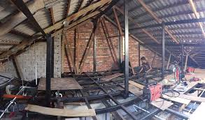 Ruangan loteng berbatasan langsung dengan atap rumah. Faktor Kos Lebih Berpatutan