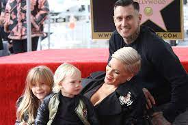 He is of italian (father) and english, dutch, and irish (mother) descent. Pink Ehemann Carey Hart Uber Die Intensive Corona Infektion Gala De