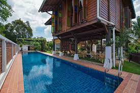 Homestay dengan kolam renang privasi atau private swimming pool untuk jenis 5 bilik. Bukan Selalu Dapat Jumpa Rumah Kayu Klasik Zaman Sekarang Ini Contoh Rumah Kayu Di Melaka Yang Kami Tampilkan Ini Mempuny Desain Kolam Renang Rumah Kayu Rumah