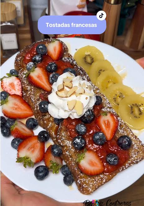Tostadas francesas con banana y frutillas, arándanos y miel de abejas