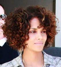 Halle Berry Curly Bob With Color Curly Hair Styles Hair Styles Curly Hair Styles Naturally