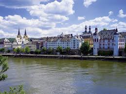 Ferienhaus moselufer, set next to st. Ansicht Auf Das Moselufer Wo Die Alte Burg Auf Der Stadtmauer Aufsitzt Burg Boppard Koblenz