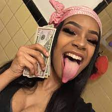 One Of The Most Amazing Girl Of Instagram Wce Nayy Who S Next Longtongue Mileycyruschallenge Uvula Mouthfetish Tongue Tonguefetish Hugetong