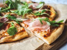 Cesto na pizzu musí byť super tenké, uprostred vláčne a na okrajoch správne chrumkavé. Kvaskova Pizza Zo Srdca Do Hrnca