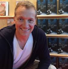 Man muss weder Marlene Dietrich, Emil Jannings oder den Film der Blauen  Engel kennen, um den Roman zu mögen“