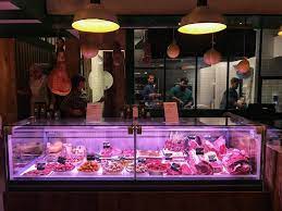 Più avanti c'è un ristorante vecchio stampo, al grigliaro. Il Mannarino Apre La Macelleria Pugliese Carne Scelta E Grigliata Al Momento