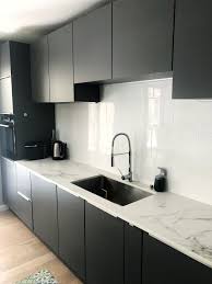 Cuisine Laque Grise Espace Evier Encastre Sous Plan Blanc Effet Marbre Cuisines Design Cuisine Moderne Grise Cuisine Moderne