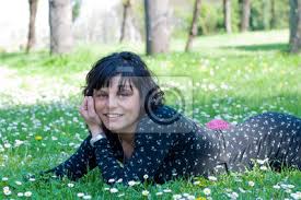 Lachelnde Junge Madchen Liegt Auf Einer Blumenwiese Fototapete Fototapeten Blumig Liegend Entspannen Myloview De
