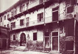 I turisti che visiteranno in questi giorni la casa di giulietta restaranno delusi non potendo scattare la tipica foto accanto alla statua in bronzo (realizzata da nereo costantini e donata. La Casa Di Giulietta Il Restauro E Il Suo Balcone Itverona