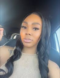 She is the main character not the manager🤣🤩