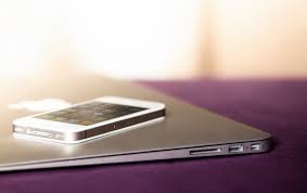 Our macbook air buying guide aims to solve that problem, taking you through each of the major choices and laying out exactly which are the best picks available. White Iphone Und Macbook Air Hintergrundbilder White Iphone Und Macbook Air Frei Fotos