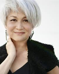 Les coiffures tendances pour sublimer les cheveux gris et blancs. Beautes Exotiques Et Cheveux Blancs 50 Nuances De Gris Ou Comment J Ai Arrete De Me Teindre Les Cheveux