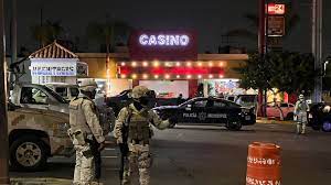 Lo ejecutan afuera del casino