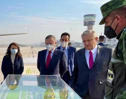 En marzo de 2018, como parte su campaña, el presidente andrés manuel lópez obrador propuso la privatización del nuevo aeropuerto. Omar Fayad Acompana A Amlo En La Inauguracion De Una Pista Del Aeropuerto Felipe Angeles