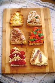 Cosa cucinare per una cena informale in cui invitare i propri amici per una serata in compagnia? Ricetta Tagliere Di Bruschette Agrodolce Ricetta Ricette Ricette Di Cucina Cibo