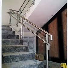 Pegangan tangga kaca dalam rumah minimalis juga dapat dikombinasikan dengan kayu ataupun bahan logam seperti baja atau stainless steel. Jual Railing Tangga Tempered Kaca Jaya Makmur