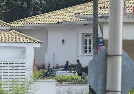 Rumah ini memang rumah banglo, namun ia bukanlah rumah banglo mewah seperti rumah agam tun mahathir di cyberjaya dan seri kembangan, atau rumah agam tun daim di hulu kelang atau rumah tersergam mokhzani dan mukhriz. Berita Harian Twitterissa Ahli Parlimen Jeli Datuk Seri Mustapa Mohamed Kiri Memasuki Perkarangan Rumah Bekas Perdana Menteri Datuk Seri Najib Razak Pada Jam 10 50 Pagi Di Jalan Langgak Duta Kuala Lumpur