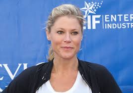 George's school, rhode island and then attended brown university, graduating with a ba in renaissance. I M A Runner Julie Bowen Runner S World