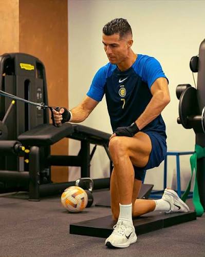ELLEMAN Fitness] CRISTIANO RONALDO TẬP LUYỆN NHƯ THẾ NÀO? Cristiano Ronaldo  không chỉ nổi tiếng với tài năng trên sân cỏ mà còn bởi thể hình chuẩn mực  và phong độ ổn