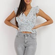 L'un des 2 pans est cousu dans la couture de côté : Crop Top Cache Coeur Bleu Fleuri