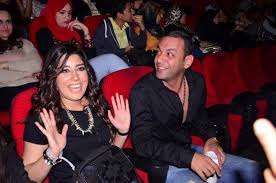 ورثت الفنانة المصرية الشابة إيمي سمير غانم خفة الظل من والدها نجم الكوميديا سمير غانم، فأصبحت بعد سنوات قليلة من اقتحامها الوسط الفني إحدى نجمات السينما الكوميدية، وشاركت الكثير من عمالقة هذا المجال أفلامهم، مثل: Ø¥ÙŠÙ…ÙŠ Ø³Ù…ÙŠØ± ØºØ§Ù†Ù… ØªØ­ØªÙÙ„ Ø¨Ù€ Ø²Ù†Ù‚Ø© Ø³ØªØ§Øª Ø¹Ù„Ù‰ Ø¥Ù†Ø³ØªØºØ±Ø§Ù…