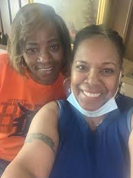 The flowers in the church look beautiful, can you believe they were done  last week? The church is open daily to have a look ⛪️🌸