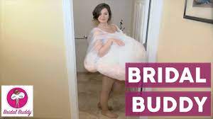 Blutige unterwäsche und träume davon die unterwäsche symbolisiert in der traumforschung die intimität des menschen und damit auch seine innersten gedanken und empfindungen, die er nur mit. Einfacher Im Brautkleid Auf Toilette Gehen Youtube