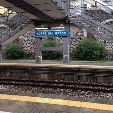 Vi è un'elevata affluenza a tutti gli orari e la stazione è una delle più. Circumvesuviana Torre Del Greco Train Stations Piazza Della Repubblica Torre Del Greco Napoli Italy Yelp