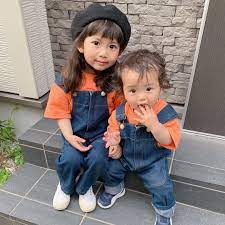 tomomi on instagram 姉弟リンクコーデ tシャツは select junokids ネオンカラーが可愛い ロゴの感じも可愛いのでスワイプを サロペットは tino land 定番のデニムサロペットだけどフロントファスナーだ デニム サロペット 子供コーデ ネオンカラー