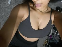 Скромная в спортзале против непослушной дома