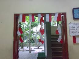 Kertas origami sangat bagus jika digunakan untuk menghias kelas karena dapat dilipat menjadi karakter unik. 24 Hiasan Kelas Yang Kreatif Dan Sederhana Paling Dicari