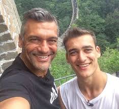 Με τραγικό τρόπο ολοκληρώθηκαν οι έρευνες για τον ιδιοκτήτη της ταβέρνας «κρητικός» στα γλυκά νερά, καθ΄ώς ο σταύρος δογιάκης βρέθηκε νεκρός σε περιοχή κοντά στην αγία παρασκευή. Stelios Krhtikos O Glykytatos Tropos Me Ton Opoio Anakoinwse Pws 8a Ginei Mpampas Gia 4h Fora 8anashs Patriarxeas 8a Ginei Kai Pali Pateras H Fwtografia Ths Syzygoy Toy