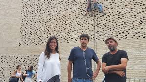 Pour Traces contemporaines, la Cie toulousaine 9.81 se suspend à la façade  du Grand palais à Cahors