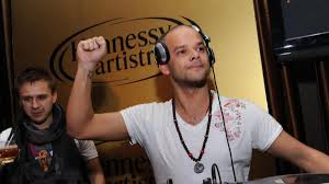 Jako samouk uczył się tańca z kaset vhs z koleżanką, która była tancerką tańca towarzyskiego. Michal Pirog Zadebiutowal Jako Dj Podczas Hennessy Artistry Newsy Polki Pl