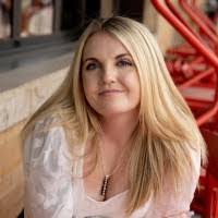 Hanna Lynn's Instagram, Twitter & Facebook