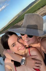 🌟 looking for full time/part time work/small cash jobs 🌟 Hi,I'm Ella I'm  18 and as of January next year I would like to start a new job open to try  all