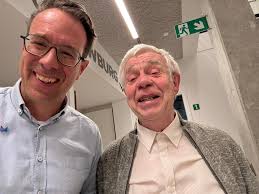 Vanavond zetten we een monument in de bloemen. 🌸 De Cultuurprijs van de  Stad Maaseik gaat dit jaar naar niemand minder dan Bert Mersch